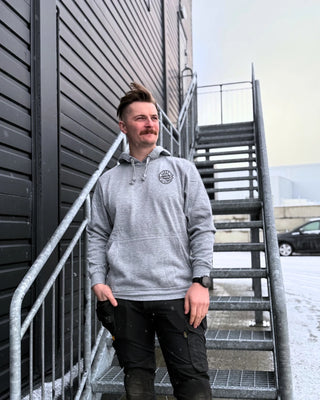 Hulk Hoodie - Grå (Liten logo foran, Stor logo bak)